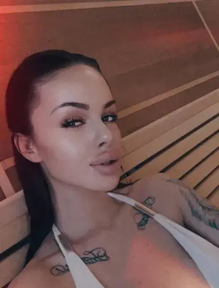 Сузанита показа силикона. Огромни са!