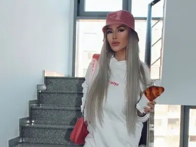 Тита яде на стълбите (ФОТО)