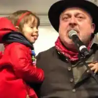 Ути глези близначките си с руски бонбони (Купи цяла торба с лакомства)