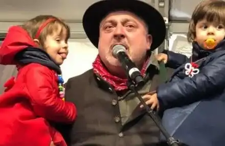 Ути глези близначките си с руски бонбони (Купи цяла торба с лакомства)