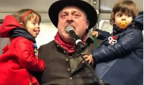 Ути глези близначките си с руски бонбони (Купи цяла торба с лакомства)