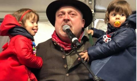 Ути глези близначките си с руски бонбони (Купи цяла торба с лакомства)