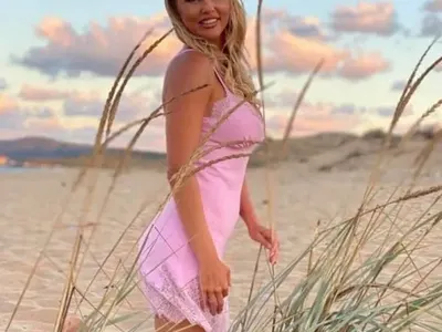 Вдовицата на Шарлопов по бански на годишнината от смъртта му