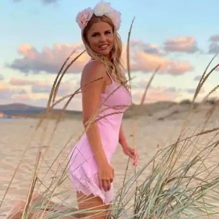 Вдовицата на Шарлопов по бански на годишнината от смъртта му