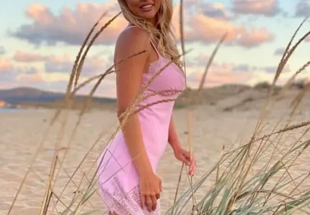 Вдовицата на Шарлопов по бански на годишнината от смъртта му