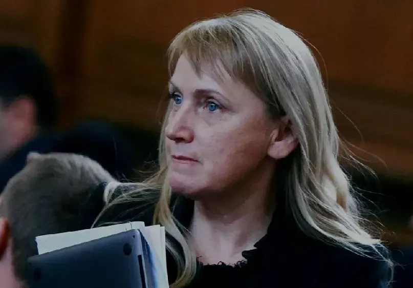 Елена Йончева се появи насинена на работа