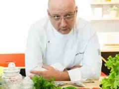 Манчев като  зла свекърва  в „Черешката”! (Зрителите са бесни на вечно недоволния готвач)