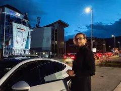 Папи Ханс се изруси