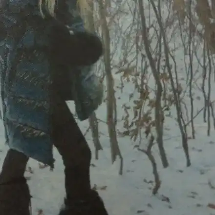 Зейнеб като Йети в снега