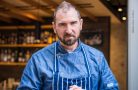 Андре Токев върти търговия с ножове (Кулинарят направи напитка срещу ковид)