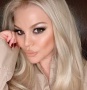 Деси Слава се дипломира като хотелиер
