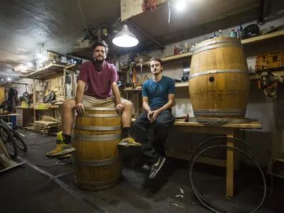 Актьорите Пламен Димов и  Мартин Димитров правят мебели от бъчви