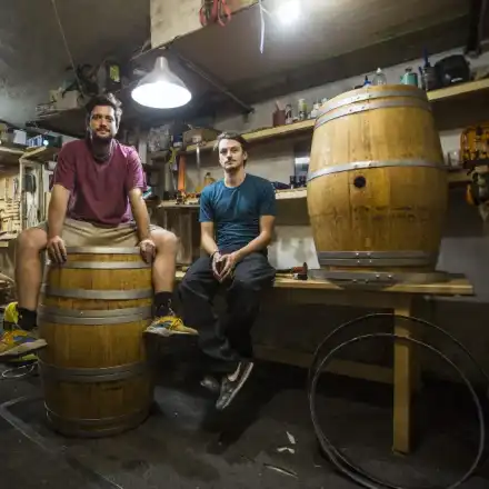 Актьорите Пламен Димов и  Мартин Димитров правят мебели от бъчви