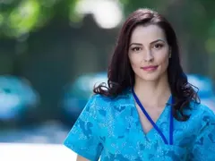 Актрисата Неда Спасова става доброволец (Дари лаптопа си на дете в нужда)