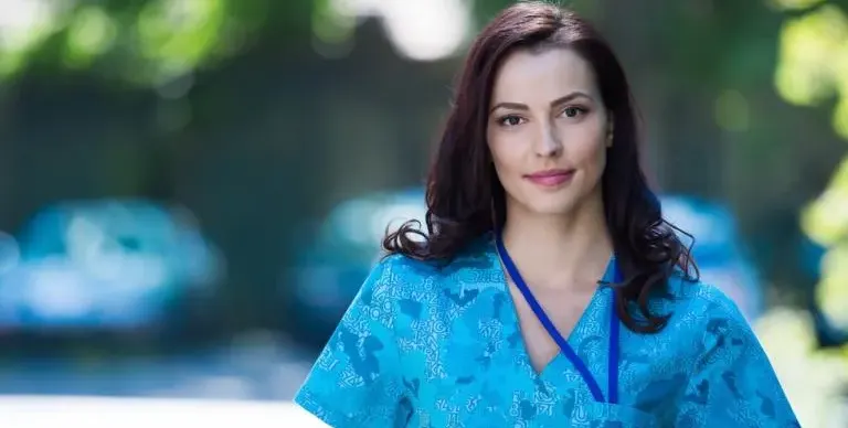 Актрисата Неда Спасова става доброволец (Дари лаптопа си на дете в нужда)