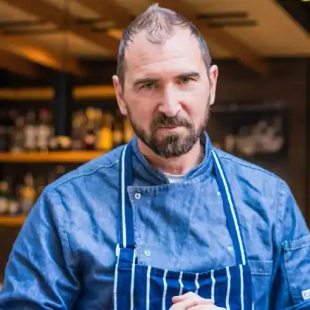 Андре Токев върти търговия с ножове (Кулинарят направи напитка срещу ковид)