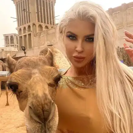 Андреа гушка камила в Дубай (Вижте с кого замина певицата)