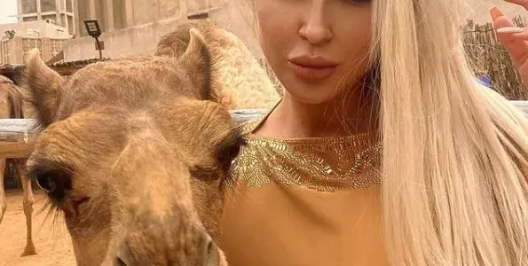 Андреа гушка камила в Дубай (Вижте с кого замина певицата)