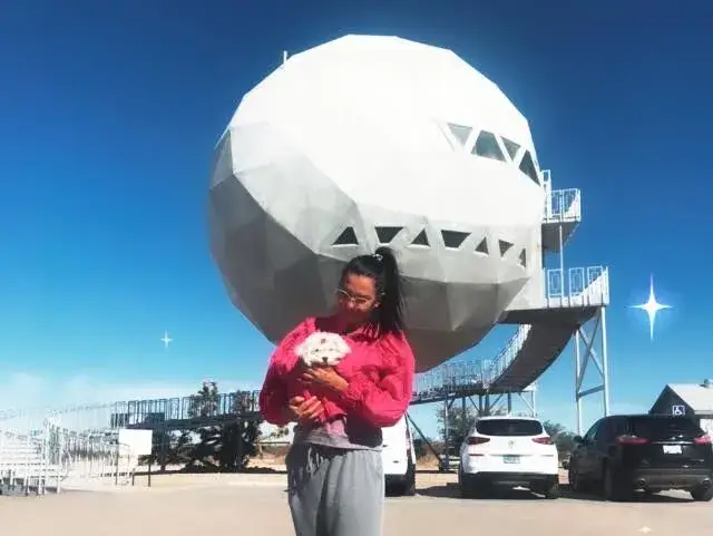 Анита Мейзер на гости на извънземно (Ето какво видя силиконката в Зона 66)