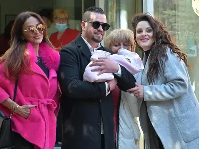 Баба Гло изписа внучката (Снимки)