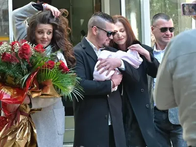 Баба Гло изписа внучката (Снимки)