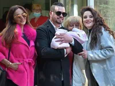 Баба Глория дари внучето с 20 бона