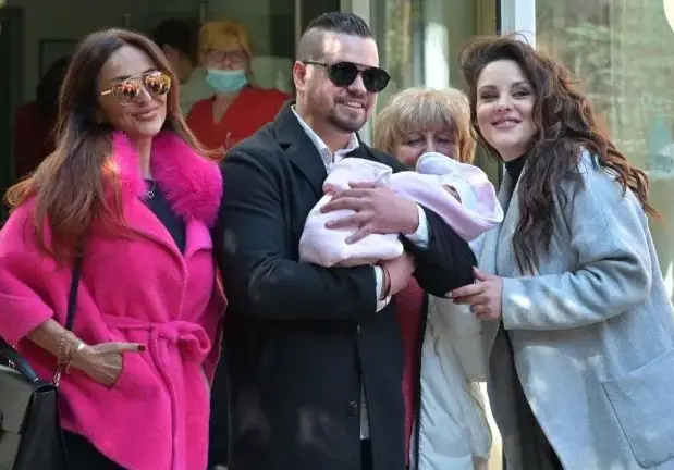 Баба Глория дари внучето с 20 бона