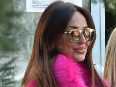 Баба Глория с кеф сменя памперсите на малката Галина