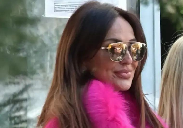 Баба Глория с кеф сменя памперсите на малката Галина