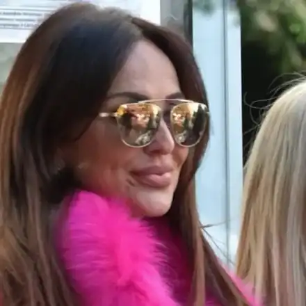 Баба Глория с кеф сменя памперсите на малката Галина