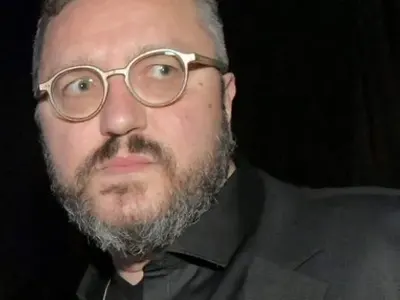 Бившата жена на Карбовскистана голяма шефка, урежда го на работа в Нова