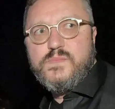 Бившата жена на Карбовскистана голяма шефка, урежда го на работа в Нова