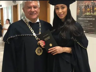 Браво! Гери от “Къртицата” с връчена диплома по право лично от ректора на НБУ