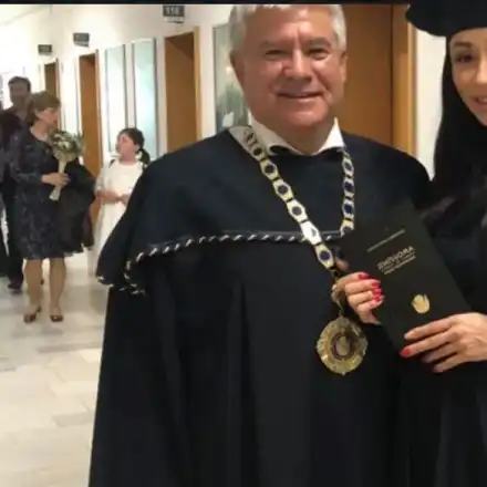 Браво! Гери от “Къртицата” с връчена диплома по право лично от ректора на НБУ