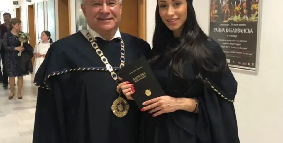 Браво! Гери от “Къртицата” с връчена диплома по право лично от ректора на НБУ