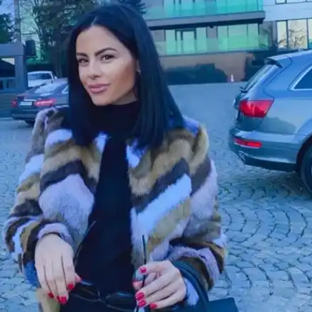 Бременната Крисковица набива сладко