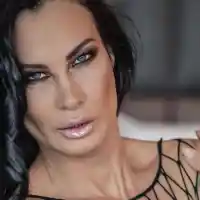 Цеци Красимирова се фука с котка за 5 бона