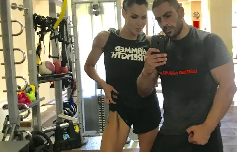 Черната Златка пак е сама, фитнес инструкторът често й кръшкал