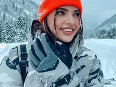 Дара откри любовта и показа гаджето (Първи снимки)