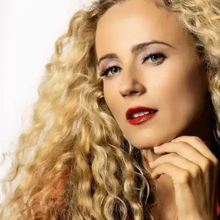 Деси Добева чукна 40 години и издаде книга!