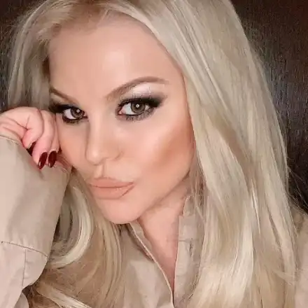 Деси Слава се дипломира като хотелиер