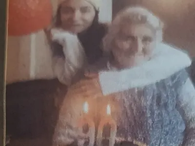 Диляна Попова празнува ЧРД с баба си