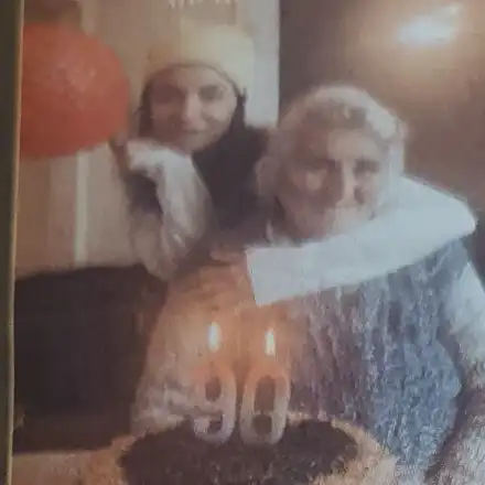 Диляна Попова празнува ЧРД с баба си