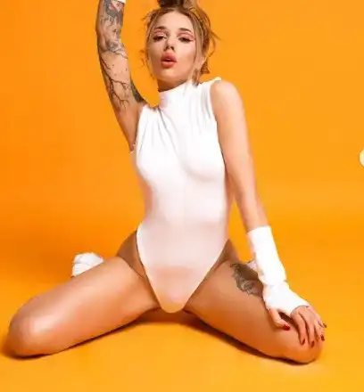 Диона върти баница по бански