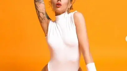 Диона върти баница по бански