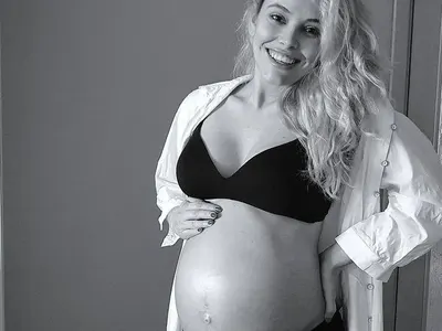 Ева Веселинова пее на бебета в корема си (Водещата вече в 8-ия месец)