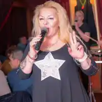 Фолкмашината Снежина: На ръба на оцеляването съм, работя в цех за сандвичи