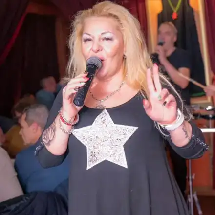 Фолкмашината Снежина: На ръба на оцеляването съм, работя в цех за сандвичи