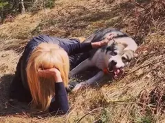 Гала се въргаля с куче