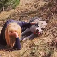 Гала се въргаля с куче! (Вижте ФОТО как релаксира уикенда)